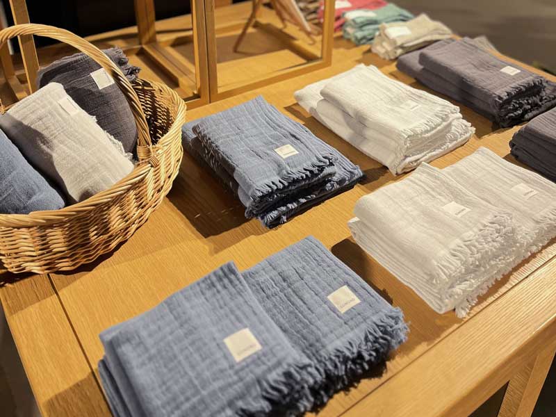 2025年8月から高知 蔦屋書店でのSONORO タオルの展示の様子