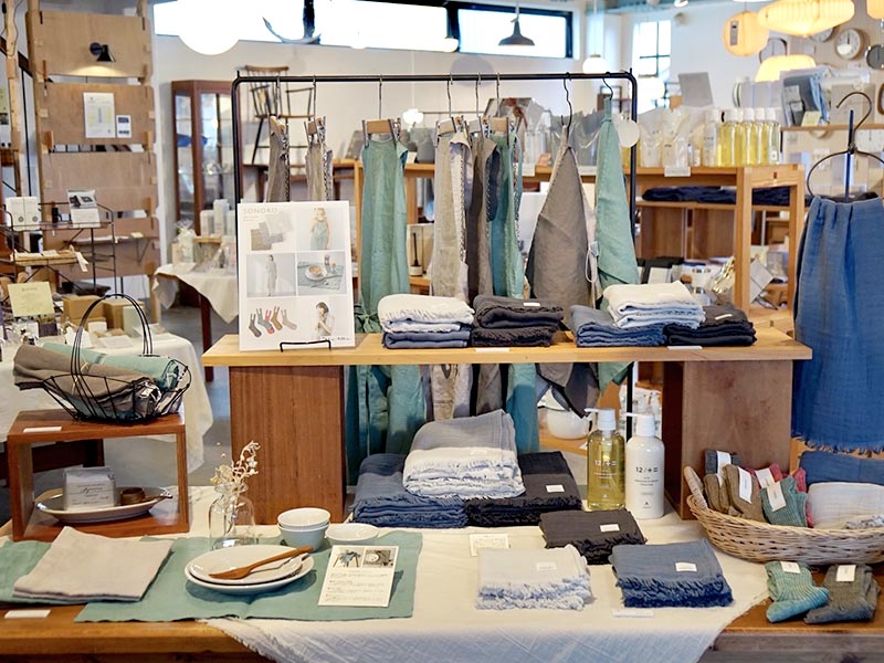 2025年4月から岡山axcis nalfでのSONORO タオル、靴下、エプロン、キッチンクロスの展示の様子