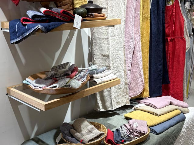 2025年10月collex タカシマヤ ゲートタワーモール店でのLinoeLinaのリネンエプロンやキッチンクロスの展示の様子