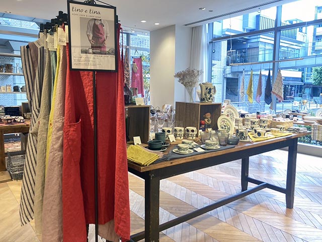 2025年10月collex 代官山アドレス店でのLinoeLinaのリネンエプロンやキッチンクロスの展示の様子