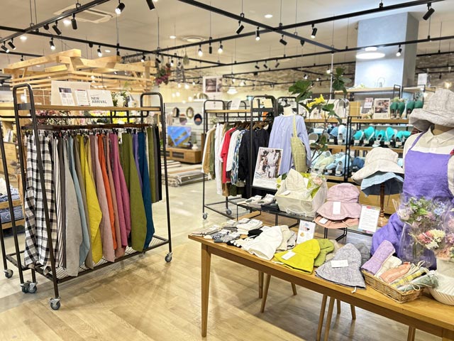 2026年3月からa.depeche ららぽーと福岡店でのLinoeLinaリネン製品展示の様子